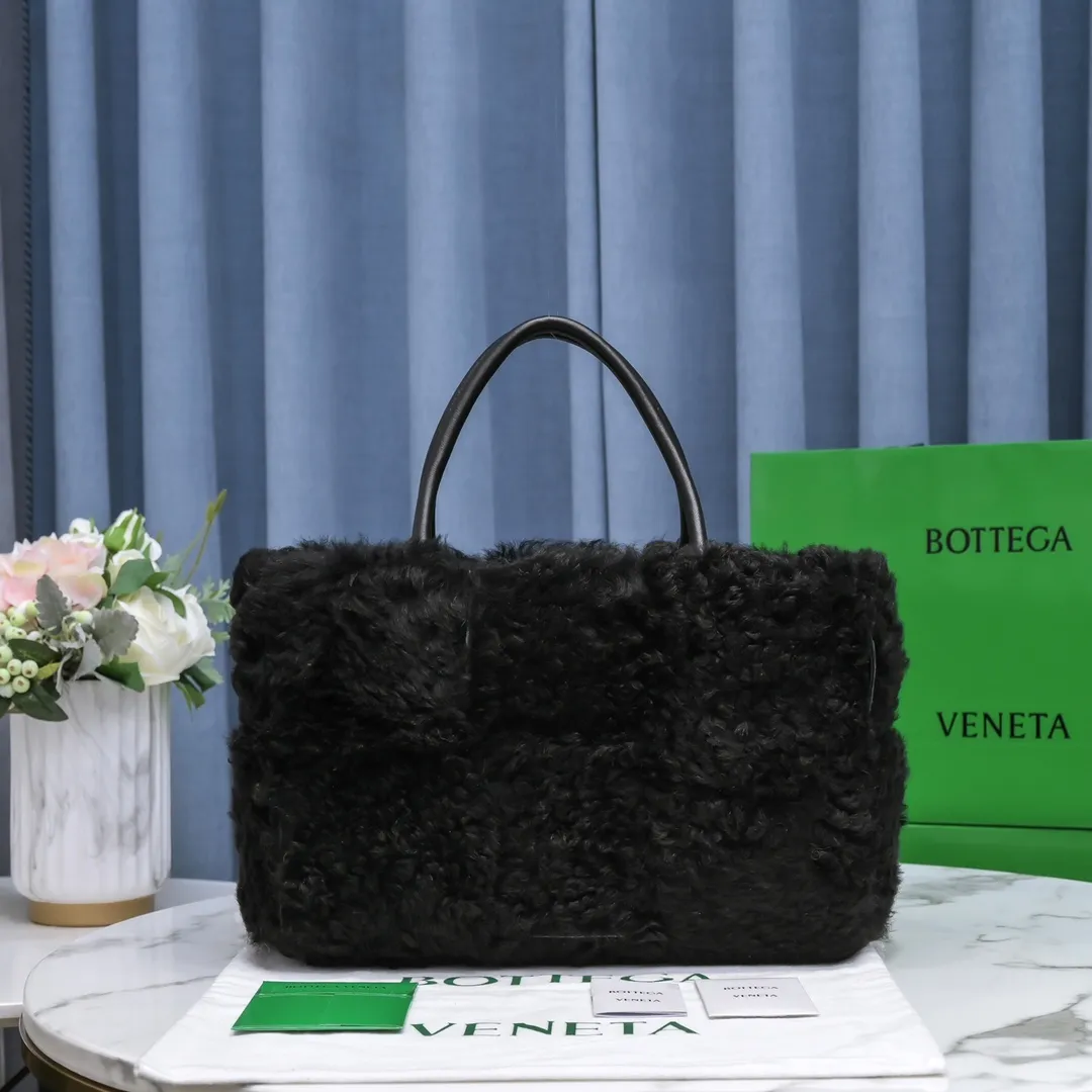 The black 🐱BV arco tote is a fluffy style. It’s here, it’s here, it’s here with the fluff. You’ll know how cute it is when you see the real thing! The soft and fluffy feel is really great. Rua, this year’s furry style, I stand on bv! ! Whether it is a jodie cloud bag or a tote, not all curly teddy fur can be used to make goods. The curl size of the fur directly affects the similarity of the entire bag. Material: full fur and lambskin ➕ lambskin lining is much more expensive than full leather! Again, if you don’t develop ZP without it, of course you have to be willing to spend money. Size: 36*24*12